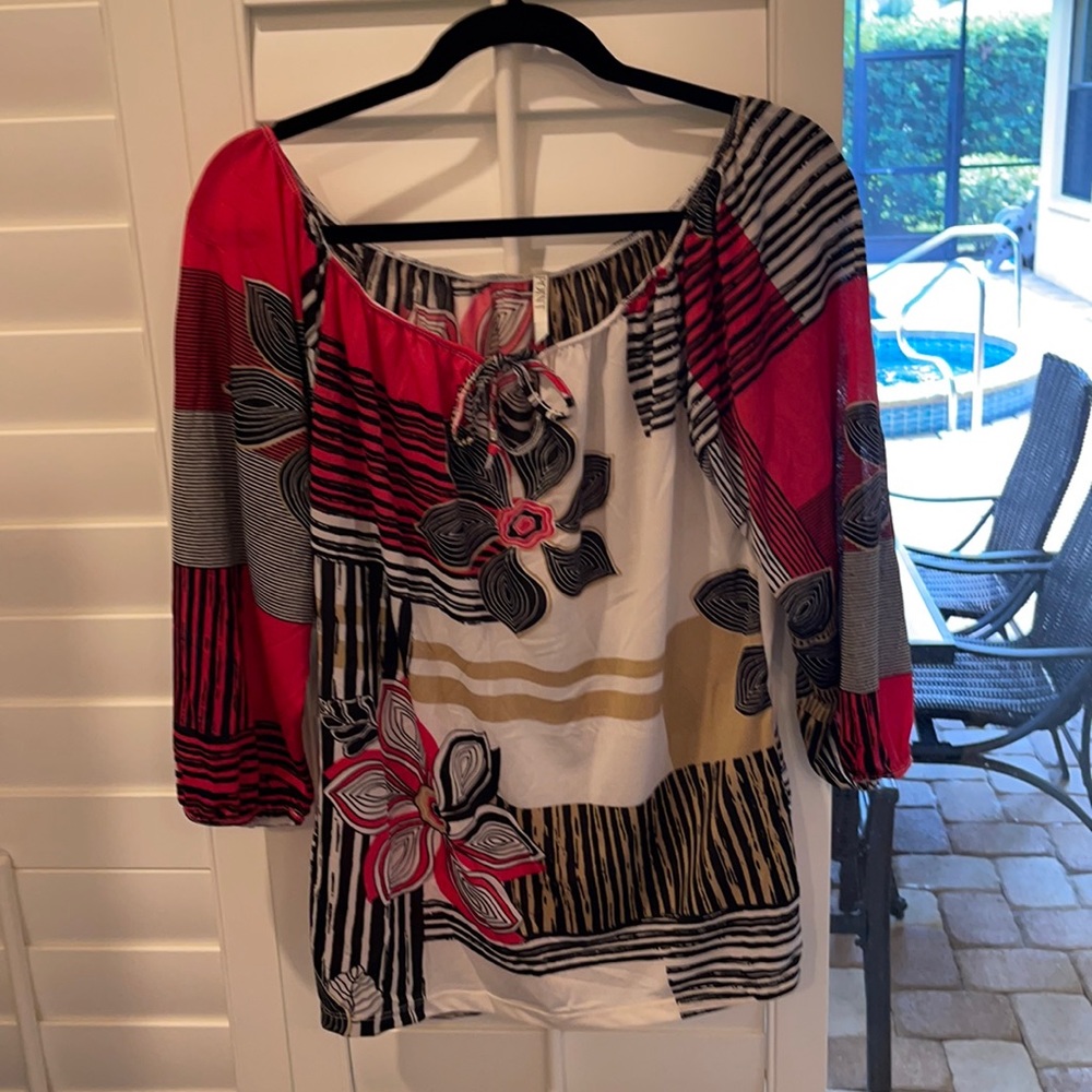 KEYHOLE TOP BEAUTIFUL COLORS AND FLOWERS WITH HOT PINK, BLACK, WHITE SIZE XLARGE